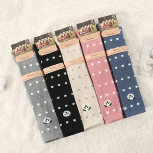 Chaussettes longues femme en laine parsemées de pois et panda sur la cheville