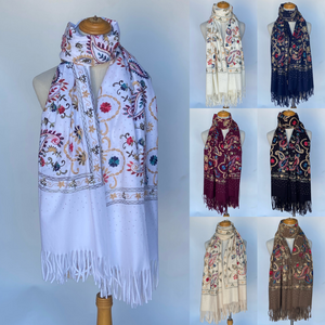 Écharpe épaisse à motif floraux brodés avec des accents de strass