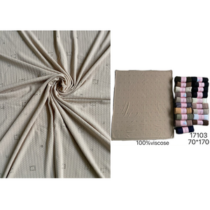 Écharpe unie ornée motif de petits carrés en strass scintillant