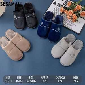 Mules d'intérieur pour homme avec le dessus décoré d’un losange brodé