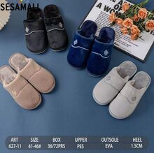 Mules d'intérieur pour homme avec le dessus décoré d’un losange brodé