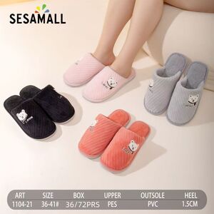 Pantoufles pour femme à motif brodé d'un ours et du mot "LOVE"