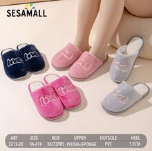 Pantoufles en peluche/éponge avec décor d'une broderie "LOVE"