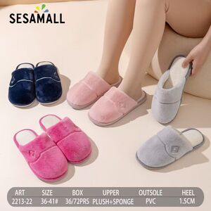 Pantoufles en peluche/éponge ornées d'un petit motif losange brodé