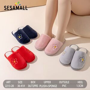 Pantoufles peluche & éponge parées d'une broderie de fleur à cinq pétales