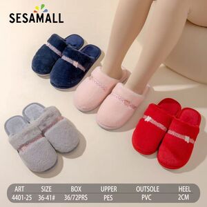 Pantoufles douces ornées d’un galon décoratif brodé sur le dessus