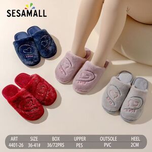 Pantoufles pour femme moelleuses avec grand cœur stylisé brodé en lignes