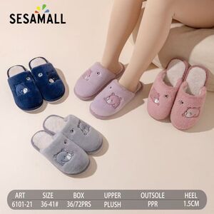 Chaussons mules en peluche avec une adorable broderie d'ourson