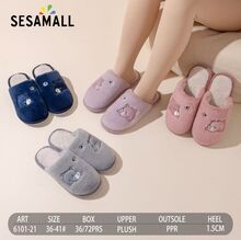 Chaussons mules en peluche avec une adorable broderie d'ourson