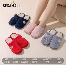 Pantoufles matelassées en peluche à message porte-bonheur "Luck"