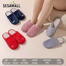 Mules d'intérieur classiques avec motif de lapin souriant brodé en relief