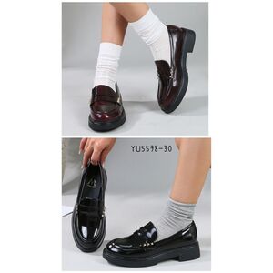 Mocassins vernis brillant à détails dorés sur une semelle plateforme taille 36-41