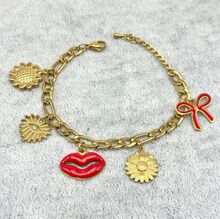 Bracelet en acier inoxydable doré à breloques Pop Charms lèvres rouges & soleils