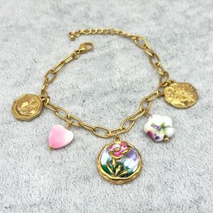 Bracelet en acier inoxydable doré à breloques floraux émaillés et médaillons gravés