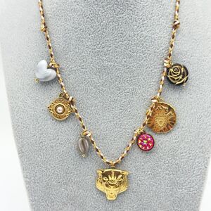 Collier à breloques en fils tressés avec des ornements variées en acier doré