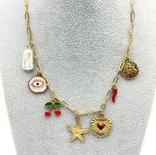 Collier de chaîne à maillons dorés avec divers breloques porte-bonheur