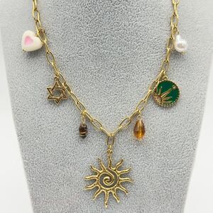 Collier à maillons doré en acier inoxydable orné de breloques symboliques