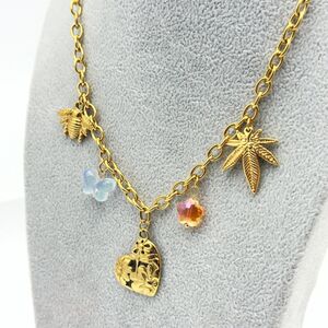 Collier avec des breloques éclectiques : abeille, papillon, cœur et feuille de cannabis
