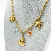 Collier avec des breloques éclectiques : abeille, papillon, cœur et feuille de cannabis