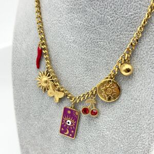 Collier en acier inoxydable doré orné de plusieurs breloques fantaisie