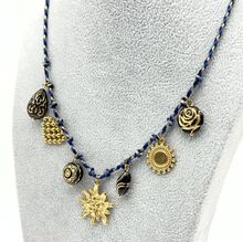 Collier en cordon tressé bleu avec breloques aux motifs variés fini dorés