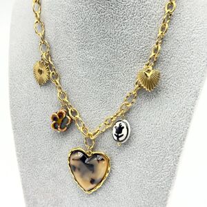 Collier à maillons dorés avec cœur effet écaille de tortue et détails floraux