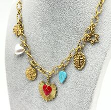 Collier à maillons ornement de breloques doré aux symboles significatifs