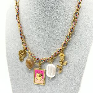 Collier mêlant une chaîne doré et fils tressés colorés à breloques décoratives