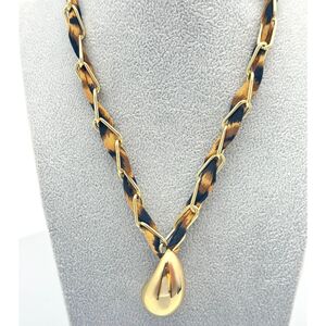 Collier à chaîne tressée d'un tissu léopard avec pendentif goutte d'eau