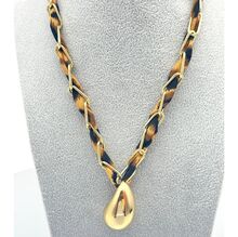 Collier à chaîne tressée d'un tissu léopard avec pendentif goutte d'eau