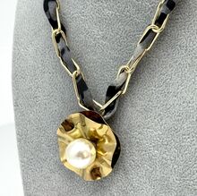 Collier à chaîne tressée d'un tissu léopard gris avec pendentif onde dorée et grosse perle