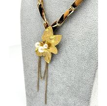 Collier à chaîne tressée d'un tissu léopard  avec pendentif fleur stylisée et perles en cascade