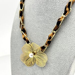 Collier à chaîne tressée d'un tissu léopard  avec pendentif fleur filigrane et perle