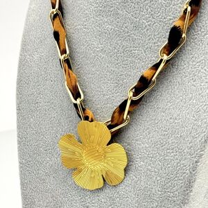 Collier à chaîne tressée d'un tissu léopard  avec pendentif grande fleur plate texturée