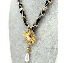 Collier à chaîne tressée d'un tissu léopard gris avec pendentif marguerite et perle goutte
