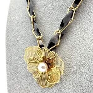 Collier à chaîne tressée d'un tissu léopard gris avec pendentif grande fleur filigrane et perle