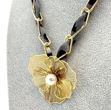 Collier à chaîne tressée d'un tissu léopard gris avec pendentif grande fleur filigrane et perle