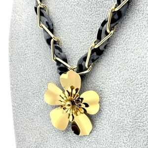 Collier à chaîne tressée d'un tissu léopard gris  avec pendentif grande fleur poli