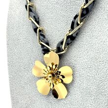 Collier à chaîne tressée d'un tissu léopard gris  avec pendentif grande fleur poli