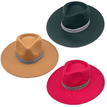 Chapeau fedora entouré d'un galon fantaisie