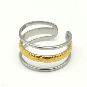 Bague manchette en acier avec triple bande à détail doré martelé