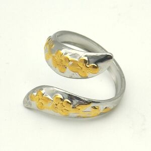 Bague de manchette ouverte incrustée d'un motif floral dorée en relief