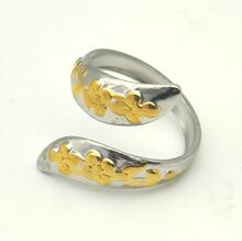 Bague de manchette ouverte incrustée d'un motif floral dorée en relief