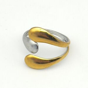 Bague en acier inoxydable bicolore ornée d’un motif sculptural de gouttes