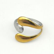 Bague en acier inoxydable bicolore ornée d’un motif sculptural de gouttes