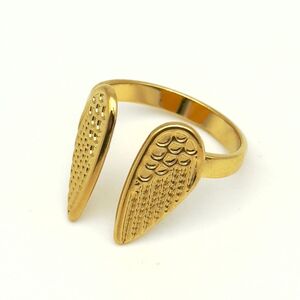 Bague en acier inoxydable à deux ailes d'ange stylisées subtilement gravée