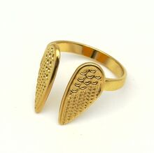 Bague en acier inoxydable à deux ailes d'ange stylisées subtilement gravée