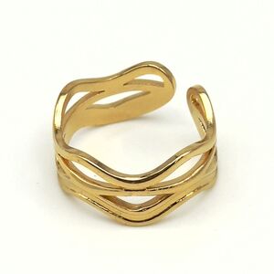 Bague en acier inoxydable dorée sur un motif de vagues superposée