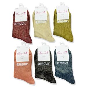 Chaussettes pailletées avec message "amour" brodé sur le dessus