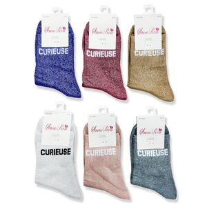 Chaussettes douces avec de fils pailletés et un inscription "CURIEUSE"